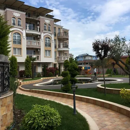 Vase With Pool Apartment