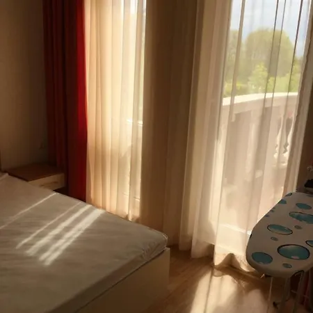 Vase With Pool Apartment *
