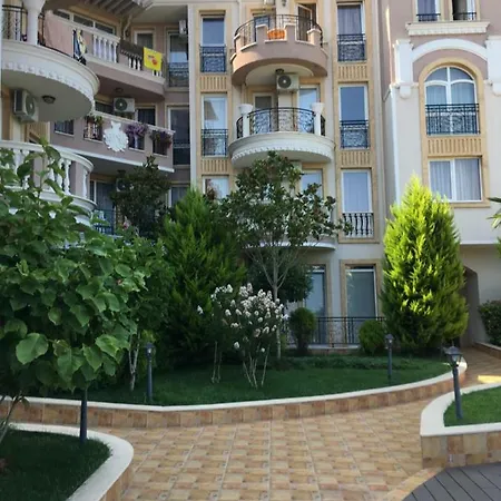 Vase With Pool Apartment
